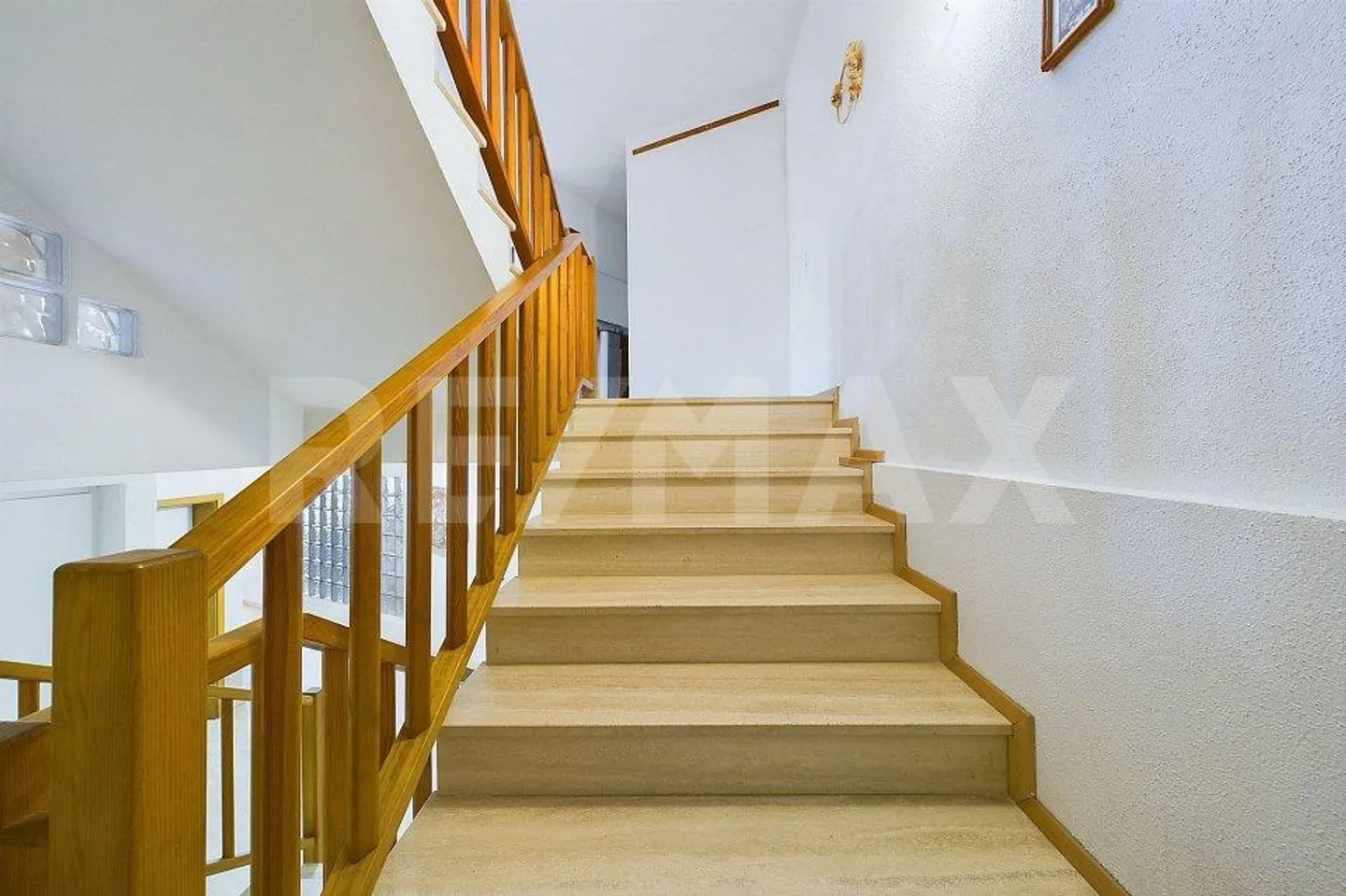 Elegant family residence, lush garden and quality details - Photo 11 of 13