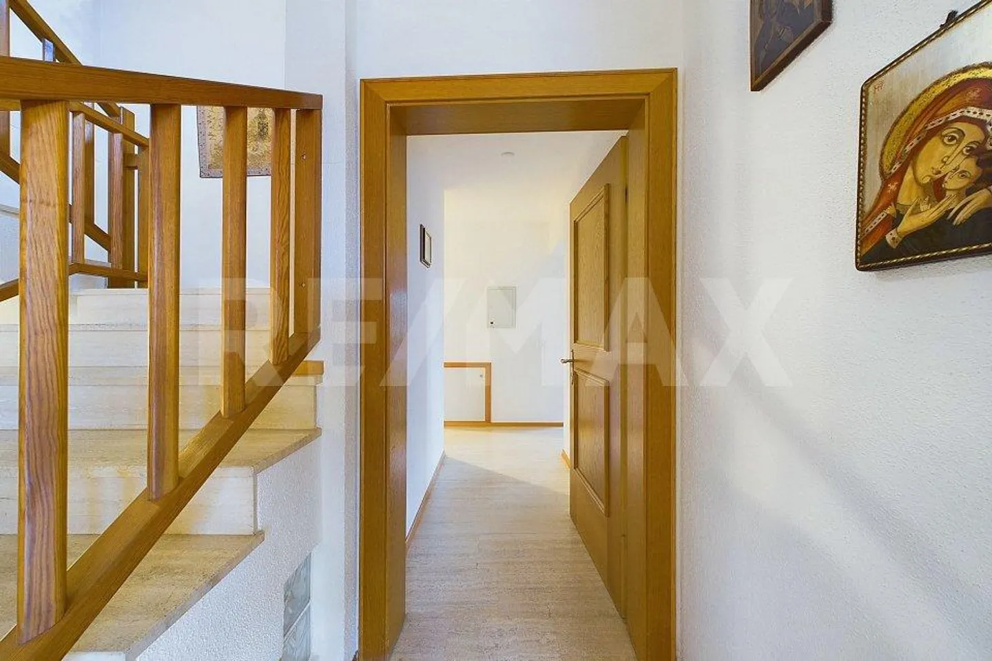 Elegant family residence, lush garden and quality details - Photo 12 of 13