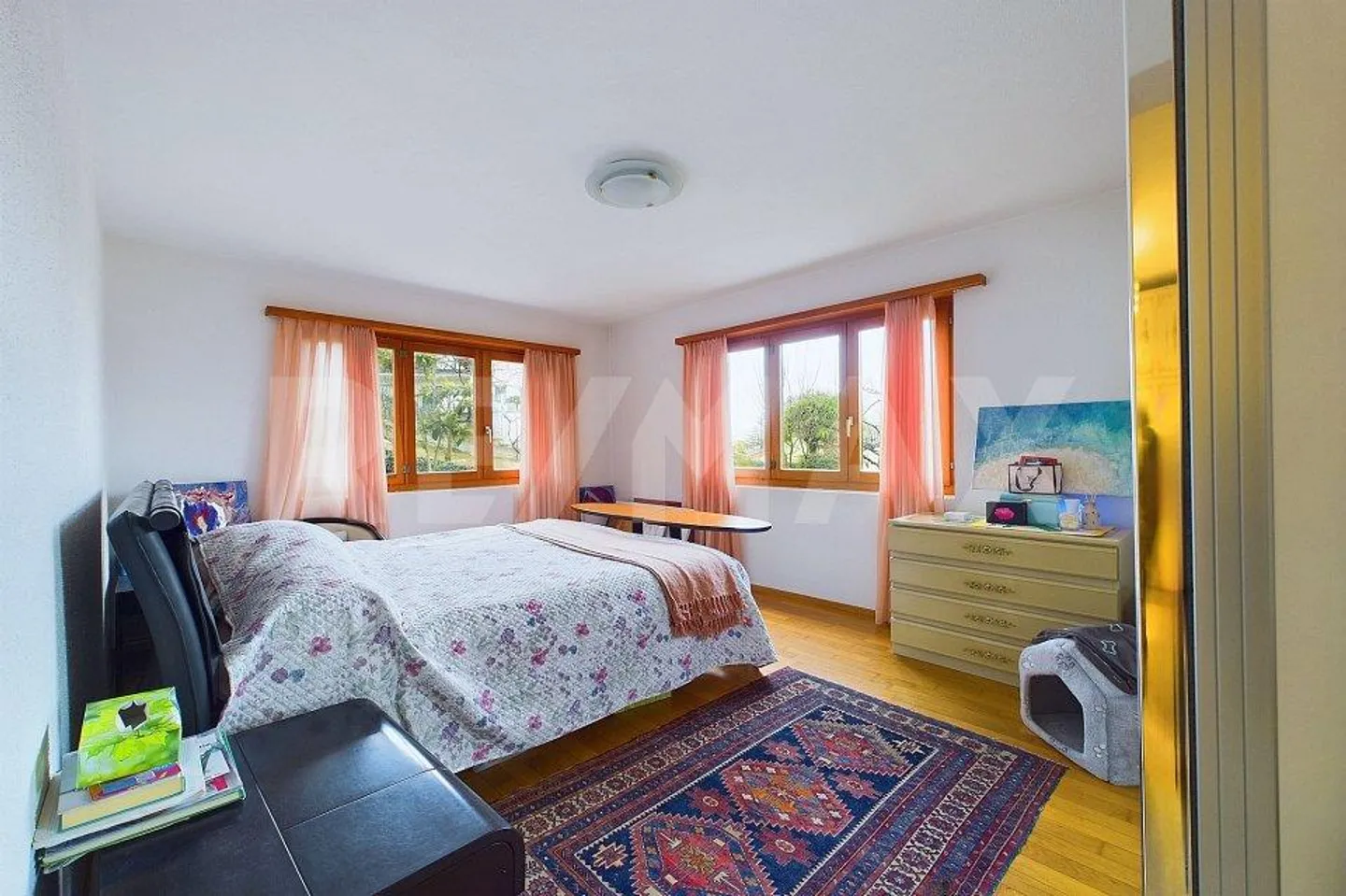 Elegant family residence, lush garden and quality details - Photo 13 of 13