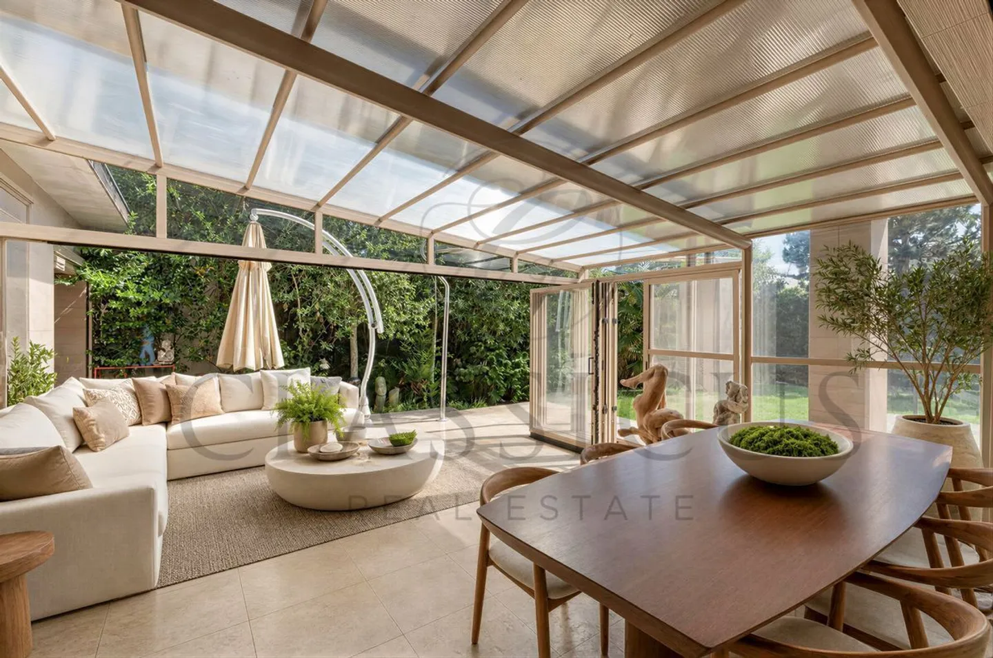 A rare family house with garden, swimming pool and approx. 440 m² of usable space - Photo 5 of 13