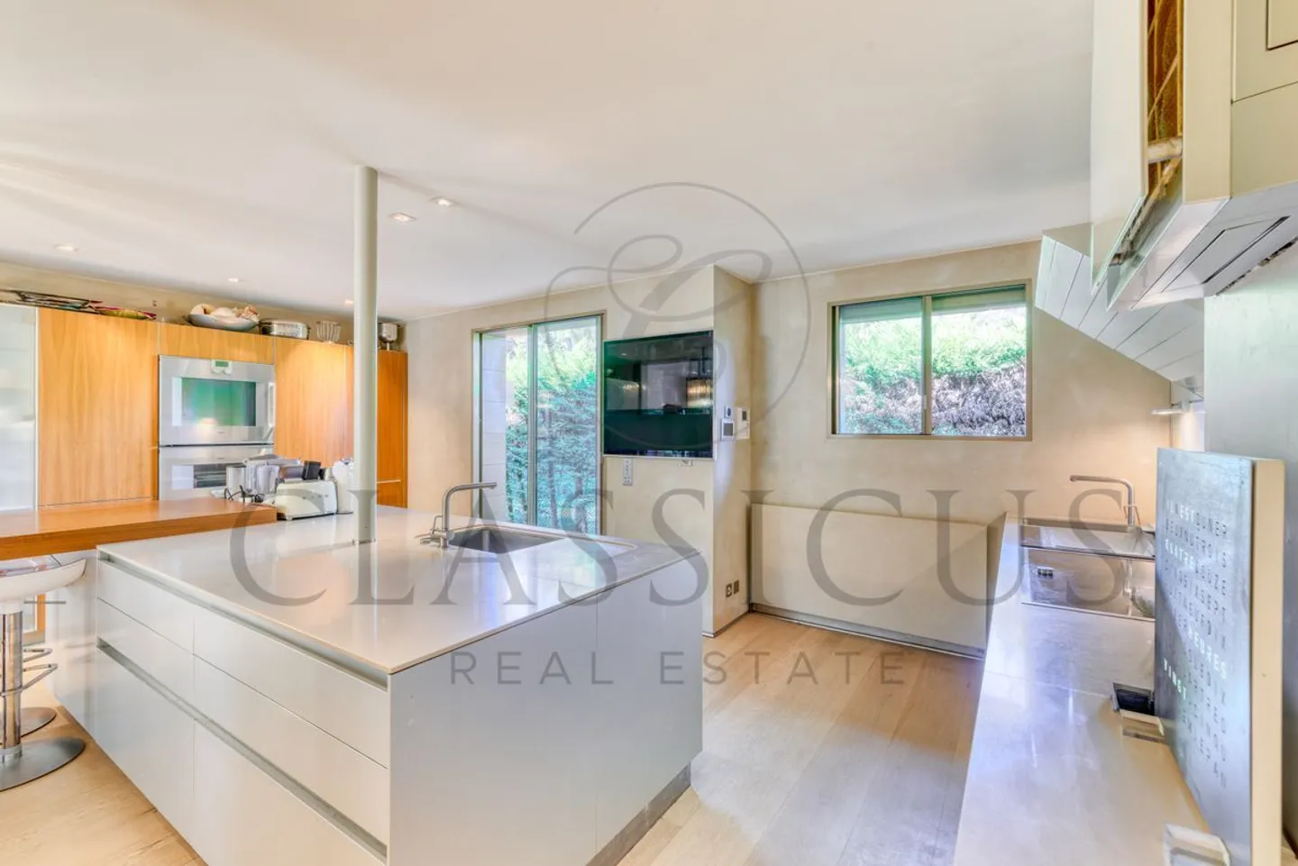 A rare family house with garden, swimming pool and approx. 440 m² of usable space - Photo 9 of 13