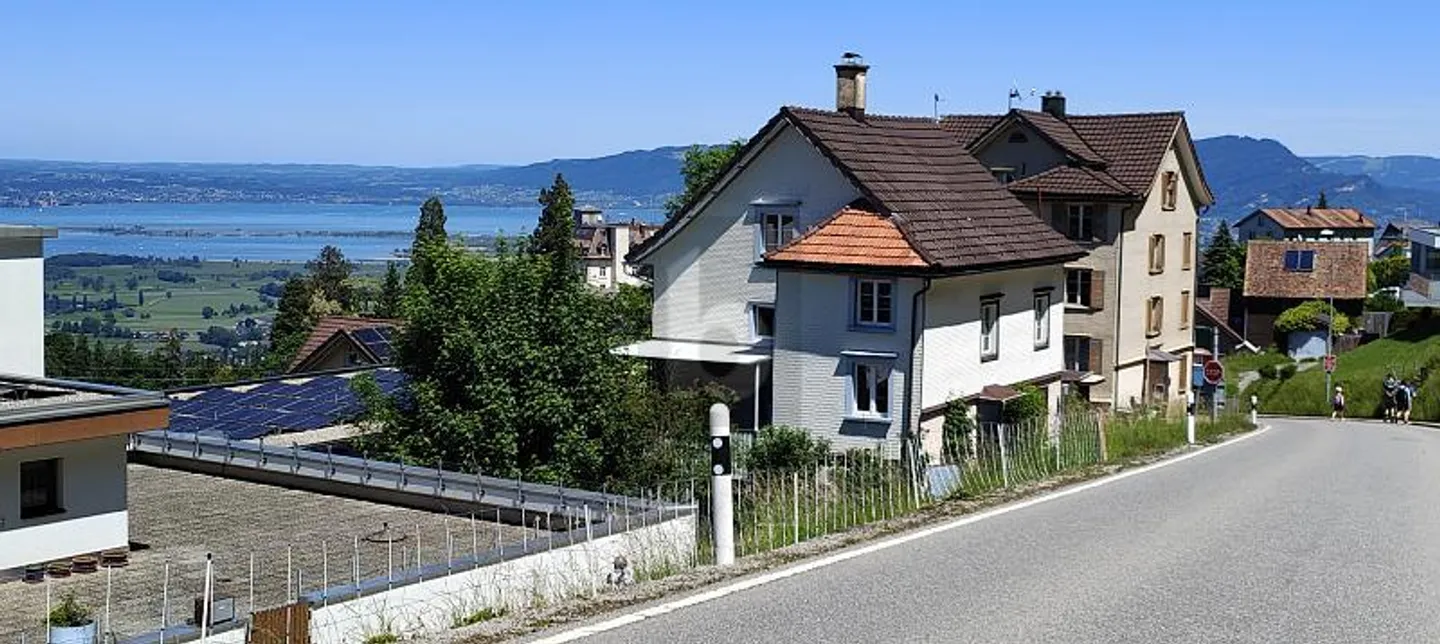 OPPORTUNITÀ UNICA CON VISTA SUL LAGO E POTENZIALE - Foto 2 di 6