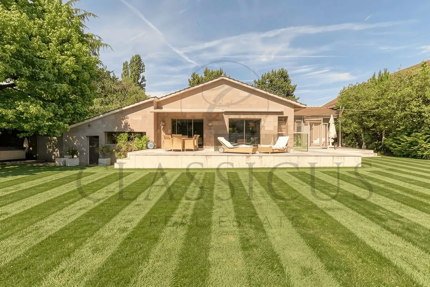 A rare family house with garden, swimming pool and approx. 440 m² of usable space - Photo 1 of 13