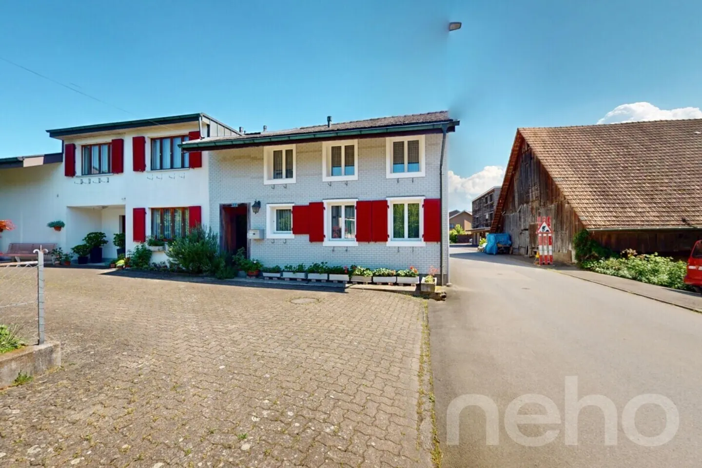 Family-friendly house with large plot and expansion options - Photo 3 of 13