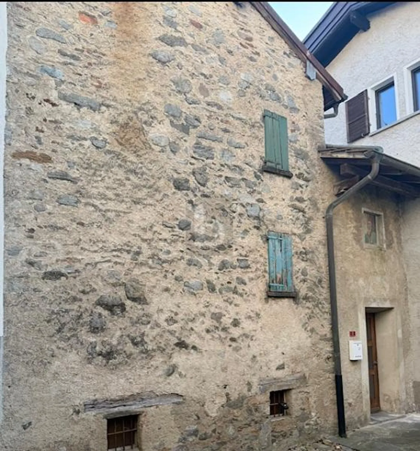 RUSTIQUE SPACIEUX AVEC UN GRAND POTENTIEL - Photo 1 sur 6