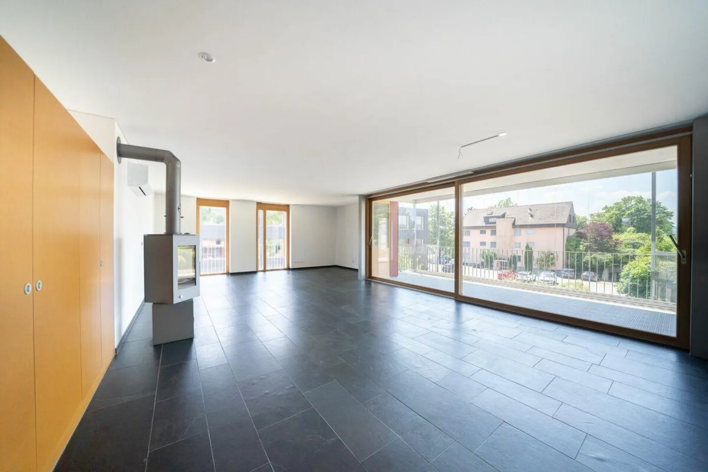 Appartamento soleggiato di 4.5 locali con grande comfort e vicinanza al Reno - Foto 3 di 13