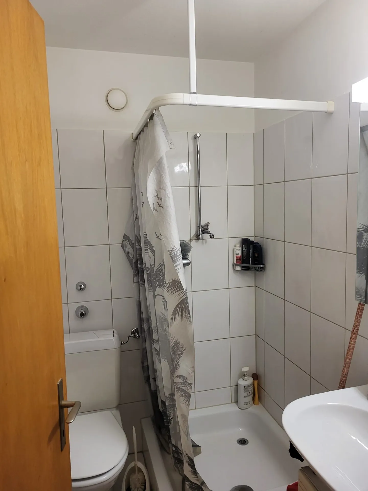 Charming Apartment with Balcony - Photo 3 of 3