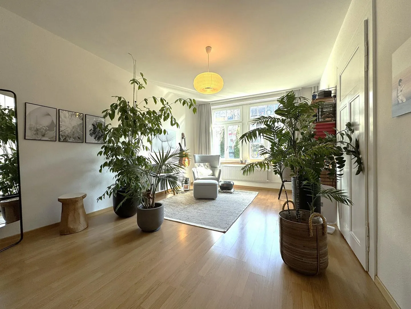 Charming 4-room old building apartment with balcony + view - Photo 2 of 10