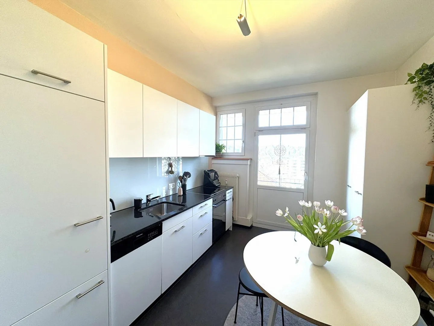 Charming 4-room old building apartment with balcony + view - Photo 6 of 10