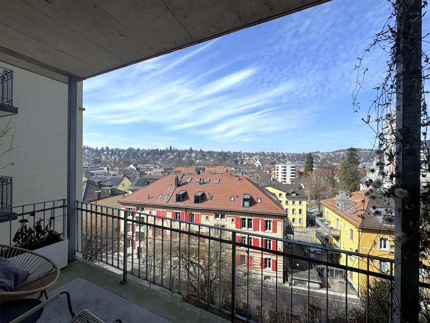 Charming 4-room old building apartment with balcony + view - Photo 7 of 10