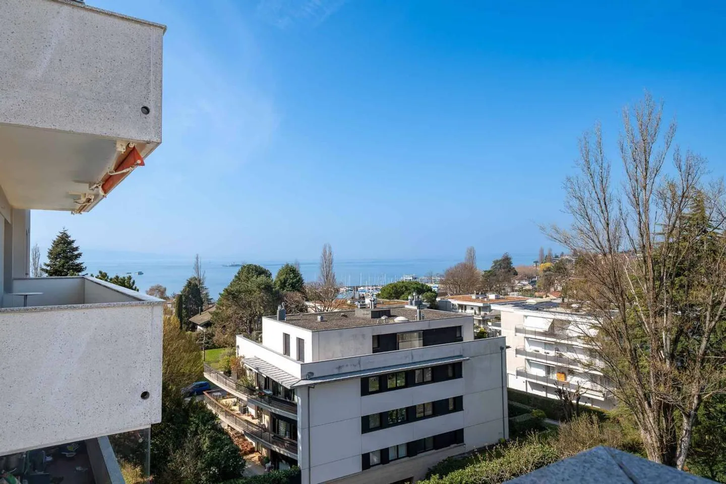 Superbo appartamento ristrutturato di 3,5 locali con vista lago - Foto 2 di 6