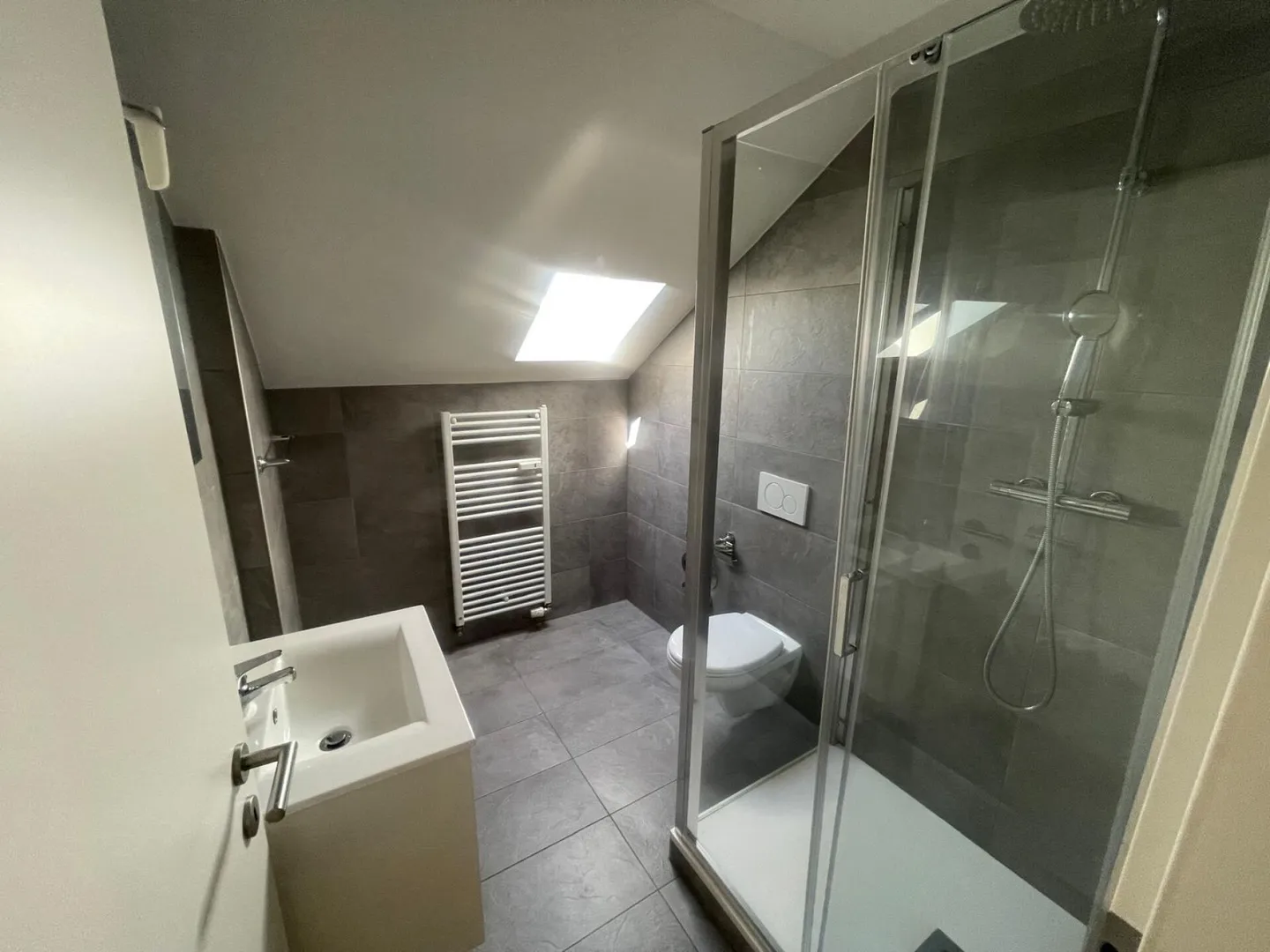 Bel appartement de 3,5 pièces au 3ème étage avec jardin commun - Photo 10 sur 12
