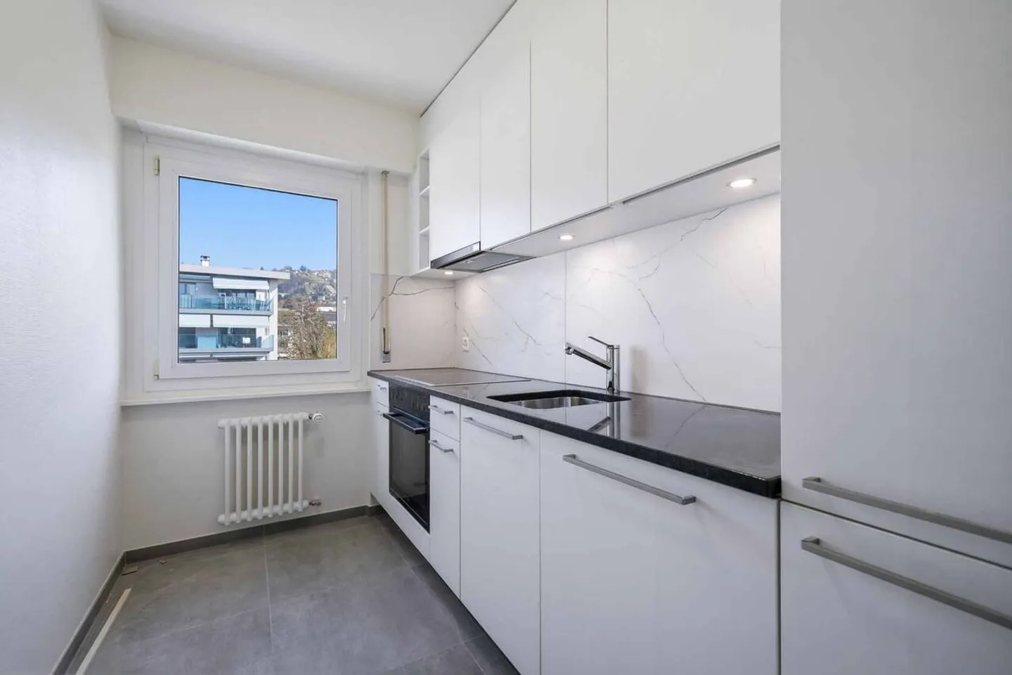 Superbo appartamento ristrutturato di 3,5 locali con vista lago - Foto 3 di 6