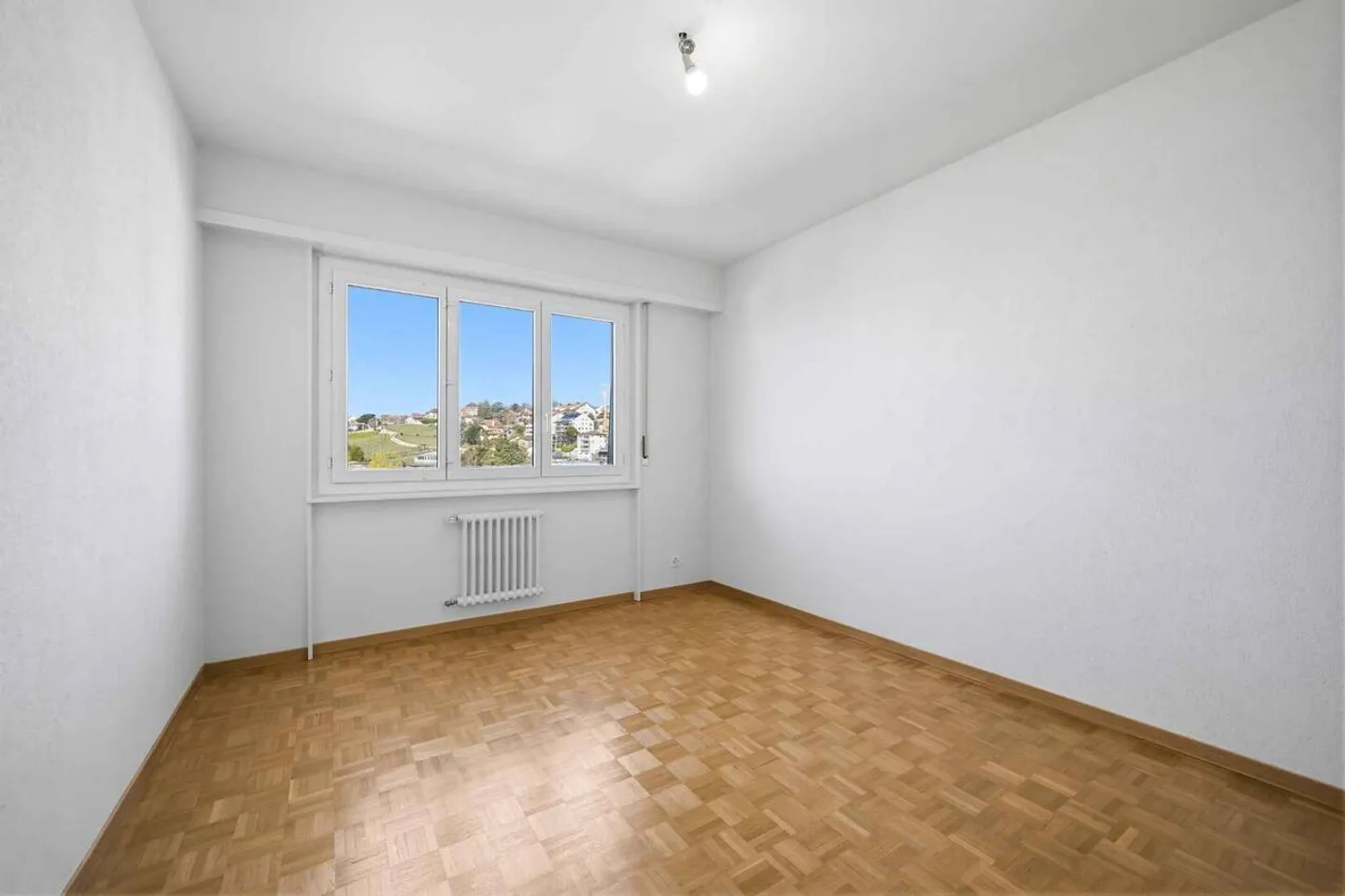 Superbo appartamento ristrutturato di 3,5 locali con vista lago - Foto 4 di 6