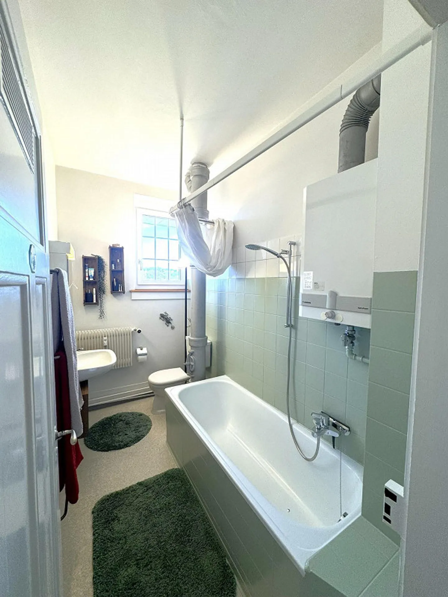 Charming 4-room old building apartment with balcony + view - Photo 9 of 10