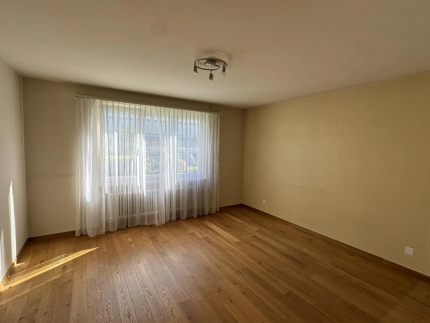 Appartement spacieux de 4,5 pièces dans un emplacement calme - Photo 4 sur 21