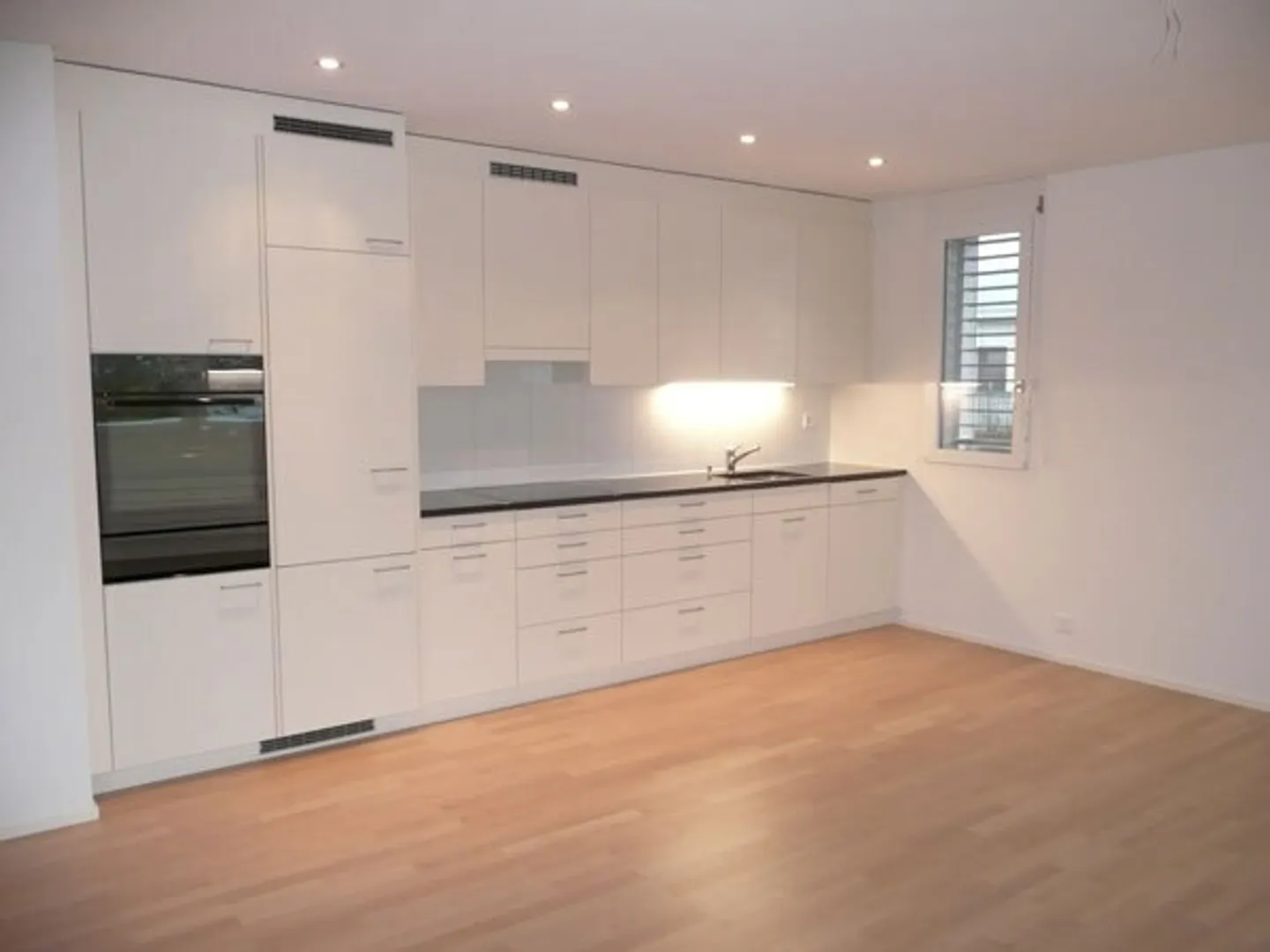 Attikawohnung mit grosser Terrasse! - Foto 4 von 7