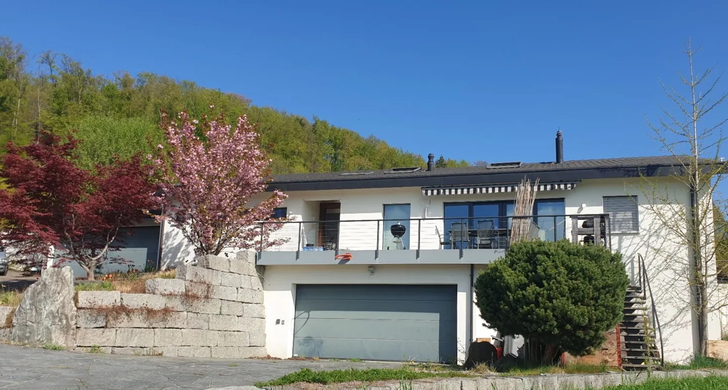 Exclusive property with villa, outbuilding, separate living unit, practice, garage, pool, and much more. - Photo 2 of 34