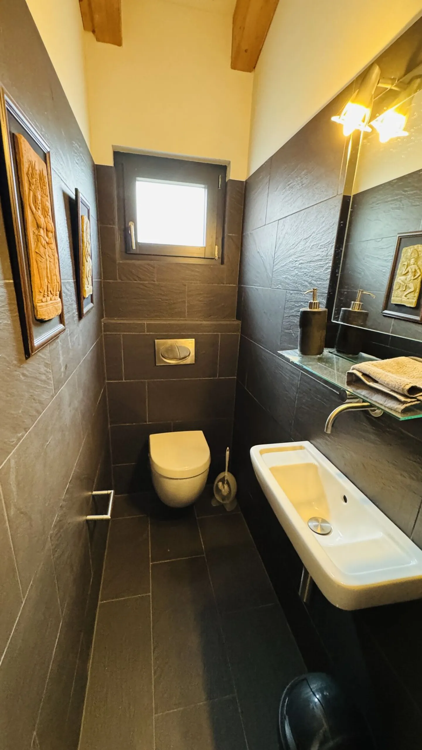 Exclusive property with villa, outbuilding, separate living unit, practice, garage, pool, and much more. - Photo 9 of 34