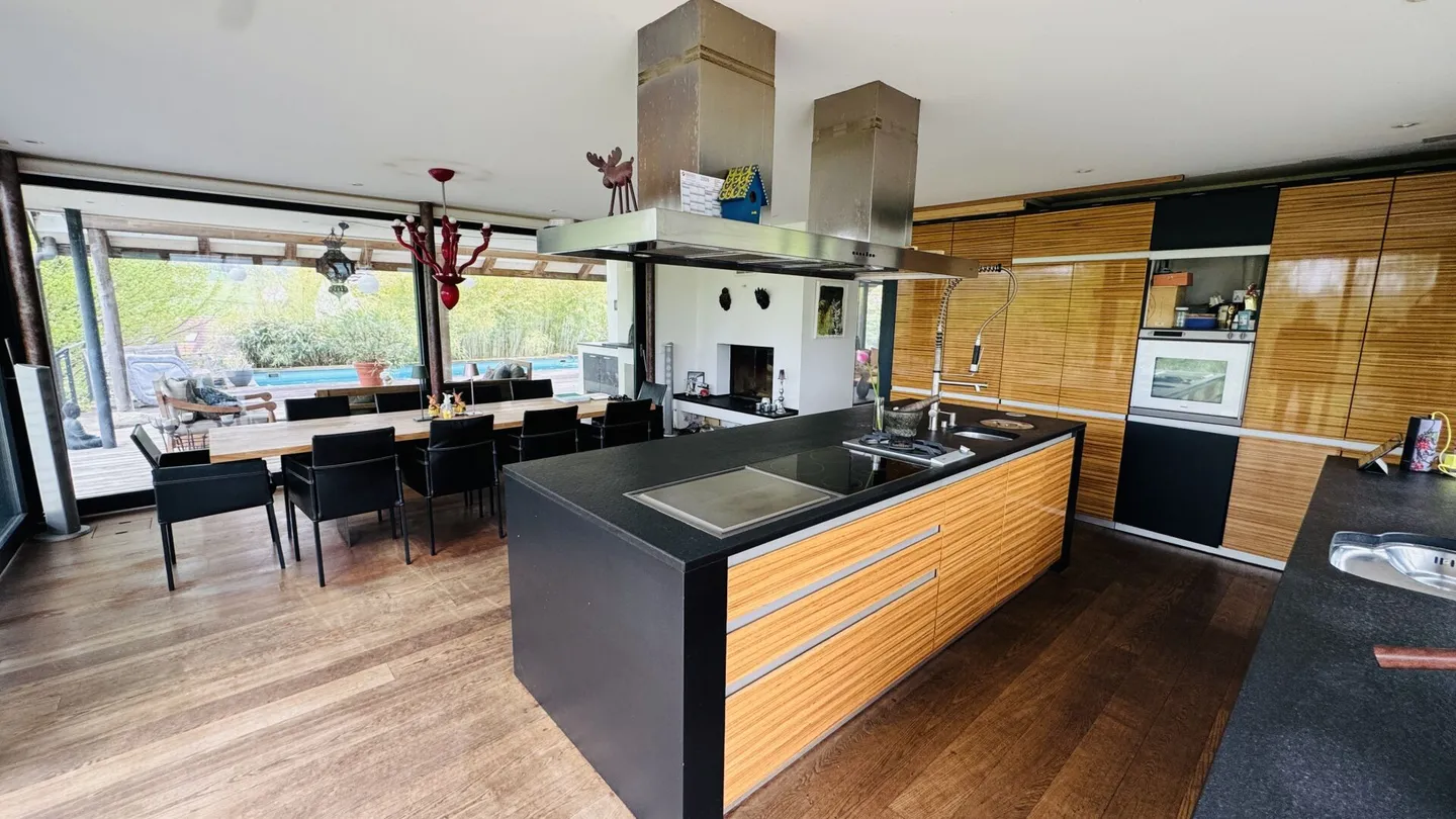 Exclusive property with villa, outbuilding, separate living unit, practice, garage, pool, and much more. - Photo 21 of 34