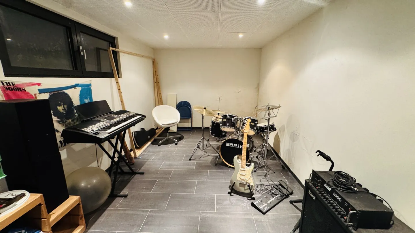 Exclusive property with villa, outbuilding, separate living unit, practice, garage, pool, and much more. - Photo 23 of 34