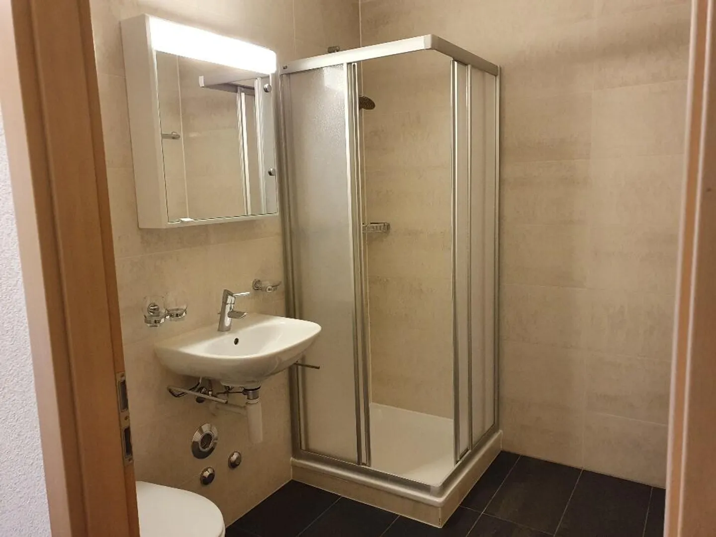 Charming Ground-Floor Apartment - Photo 4 of 6