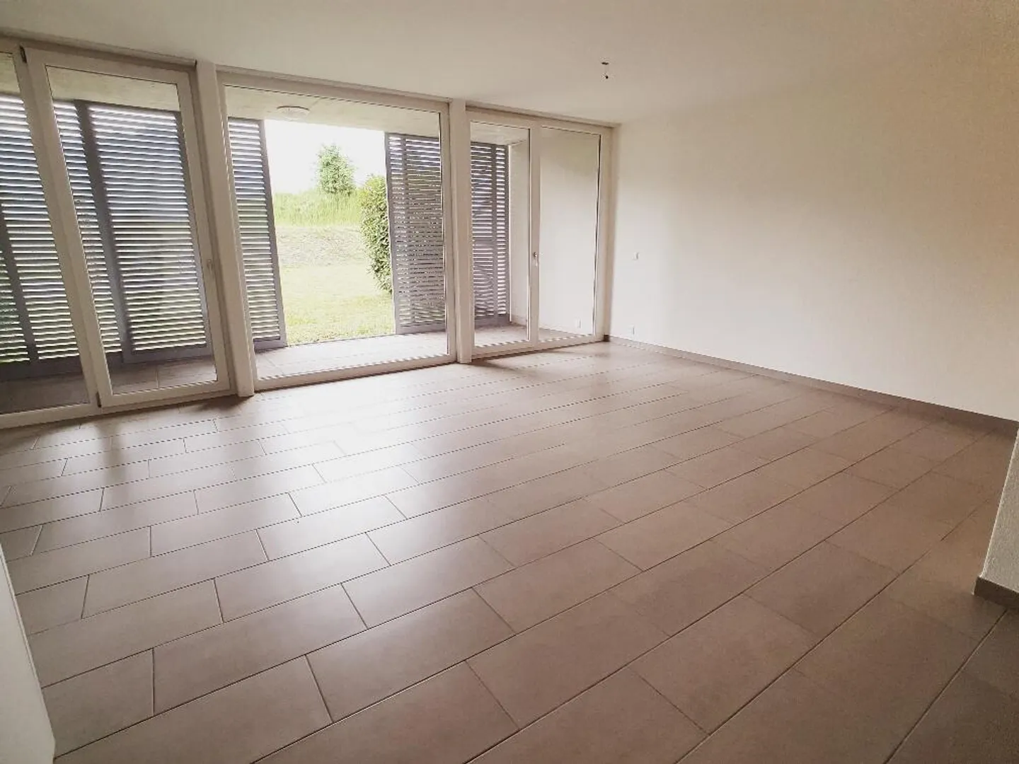 Charming Ground-Floor Apartment - Photo 3 of 6