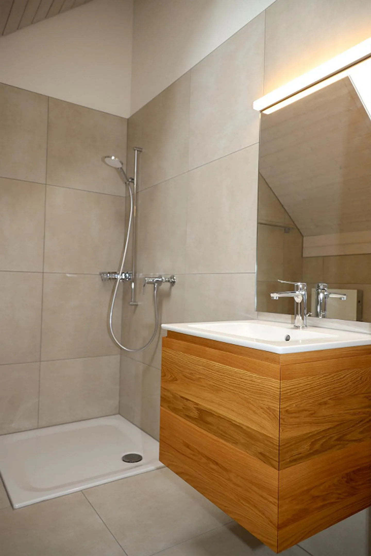 Appartement 4 1/2 pièces récemment rénové - Photo 4 sur 12