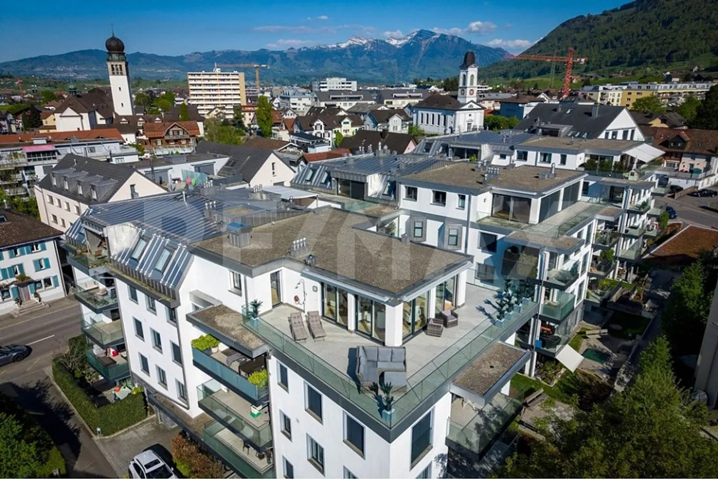 Exclusive 3.5-room penthouse apartment with large terrace and breathtaking mountain view - Photo 1 of 13