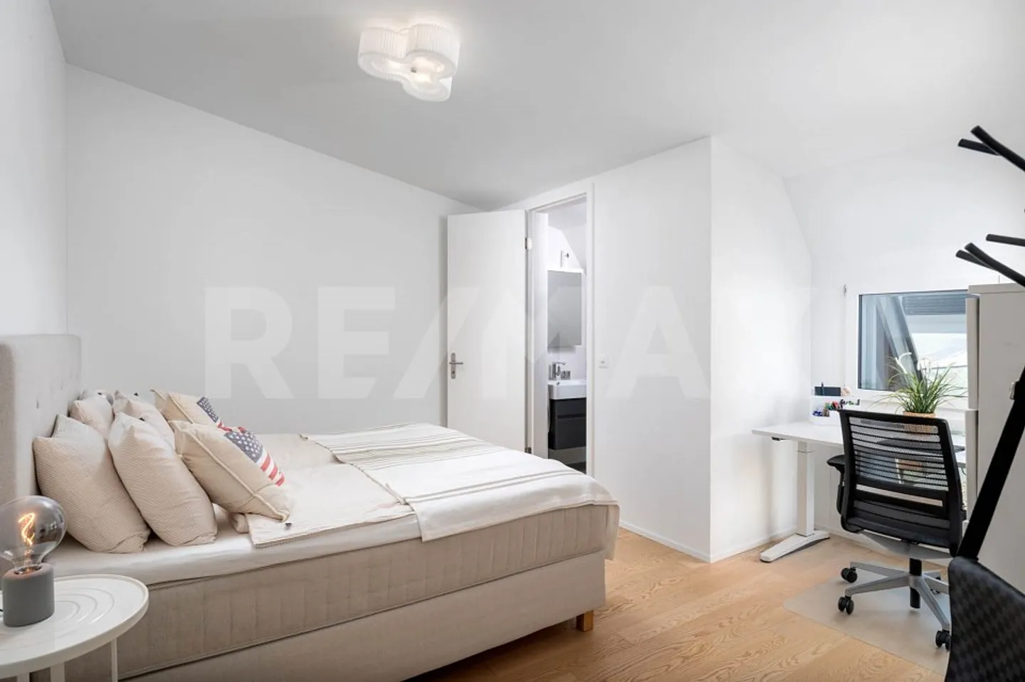 Exclusive 3.5-room penthouse apartment with large terrace and breathtaking mountain view - Photo 4 of 13