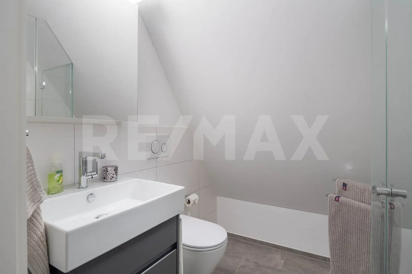 Exclusive 3.5-room penthouse apartment with large terrace and breathtaking mountain view - Photo 6 of 13