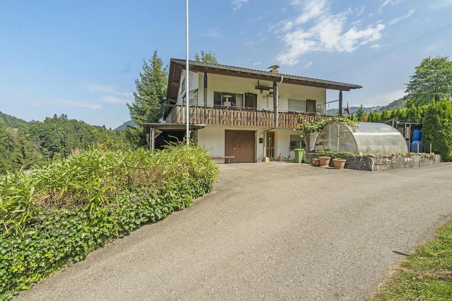 Maison à rénover dans la zone agricole - Photo 2 sur 9