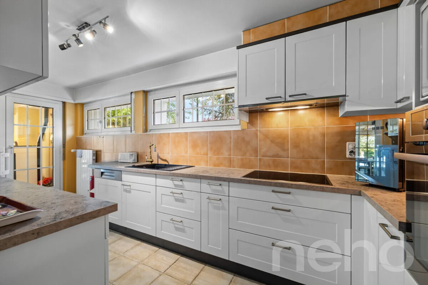 Spaziosa casa familiare con garage doppio e giardino di 2.492 m² - Foto 5 di 12