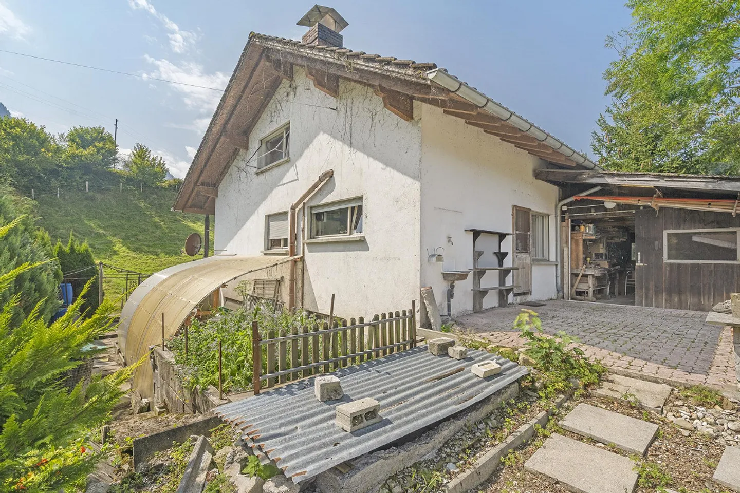 Maison à rénover dans la zone agricole - Photo 3 sur 9