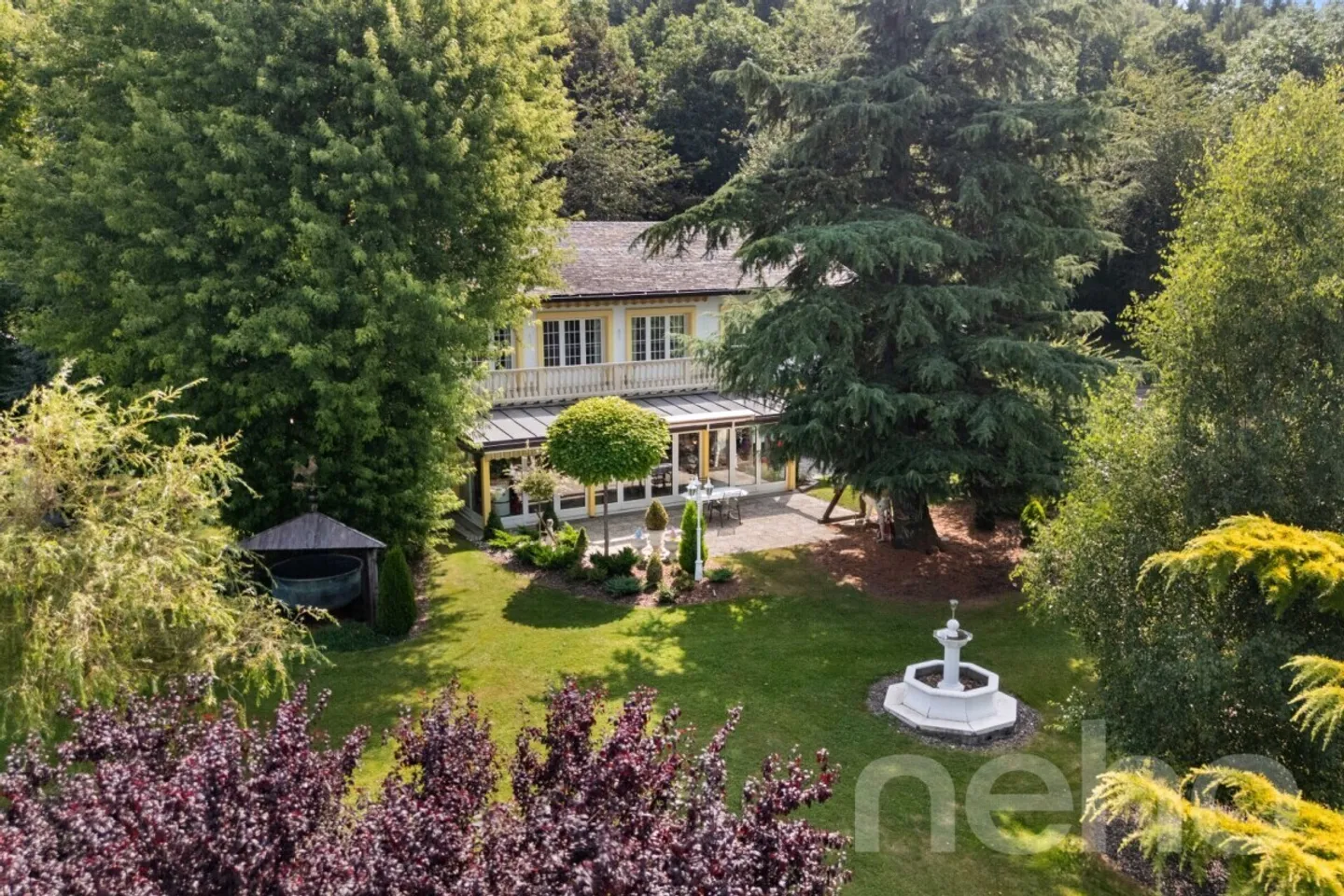 Spaziosa casa familiare con garage doppio e giardino di 2.492 m² - Foto 2 di 12