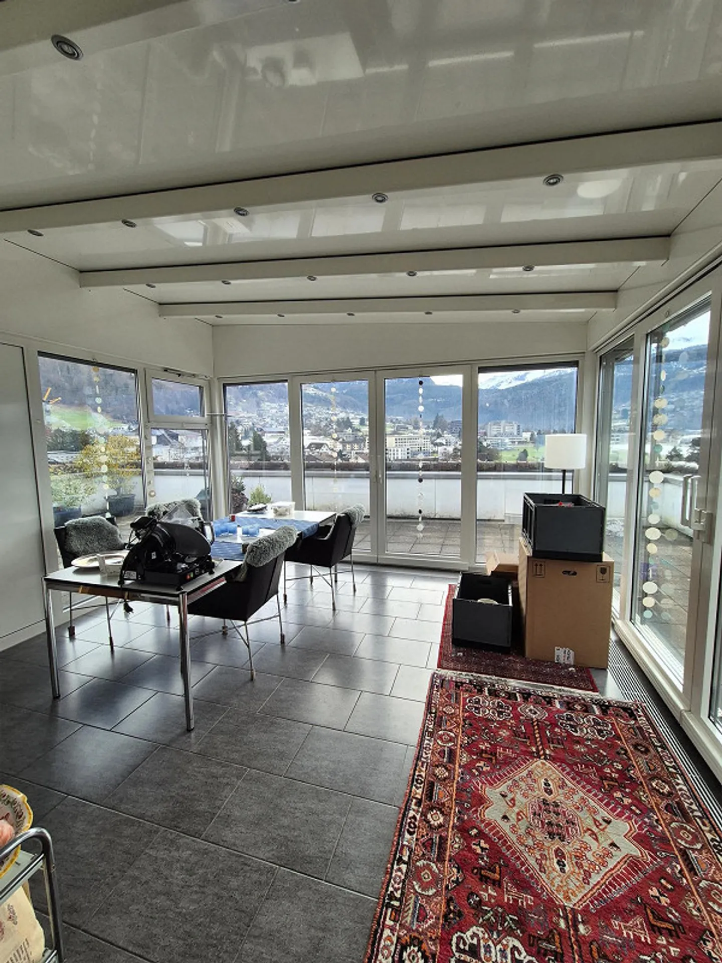 Geräumige Wohnung mit Bergblick - Foto 3 von 7