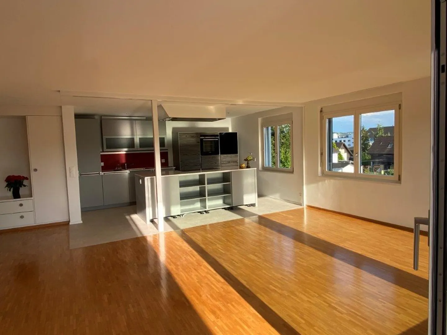 grand appartement en penthouse de 4,5 pièces. 210 m2 incluant 2 terrasses et un grand grenier - Photo 3 sur 14