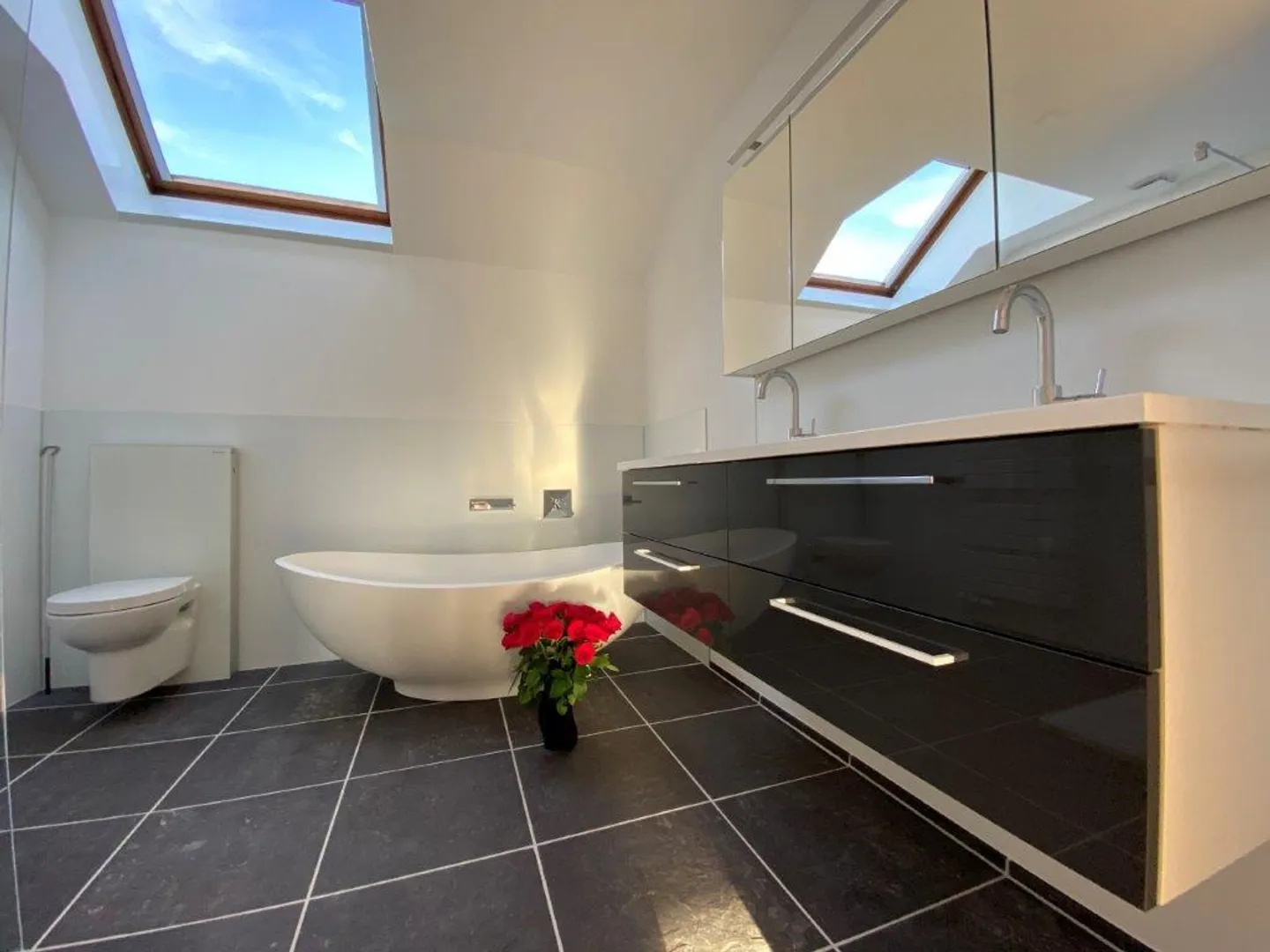 grand appartement en penthouse de 4,5 pièces. 210 m2 incluant 2 terrasses et un grand grenier - Photo 1 sur 14