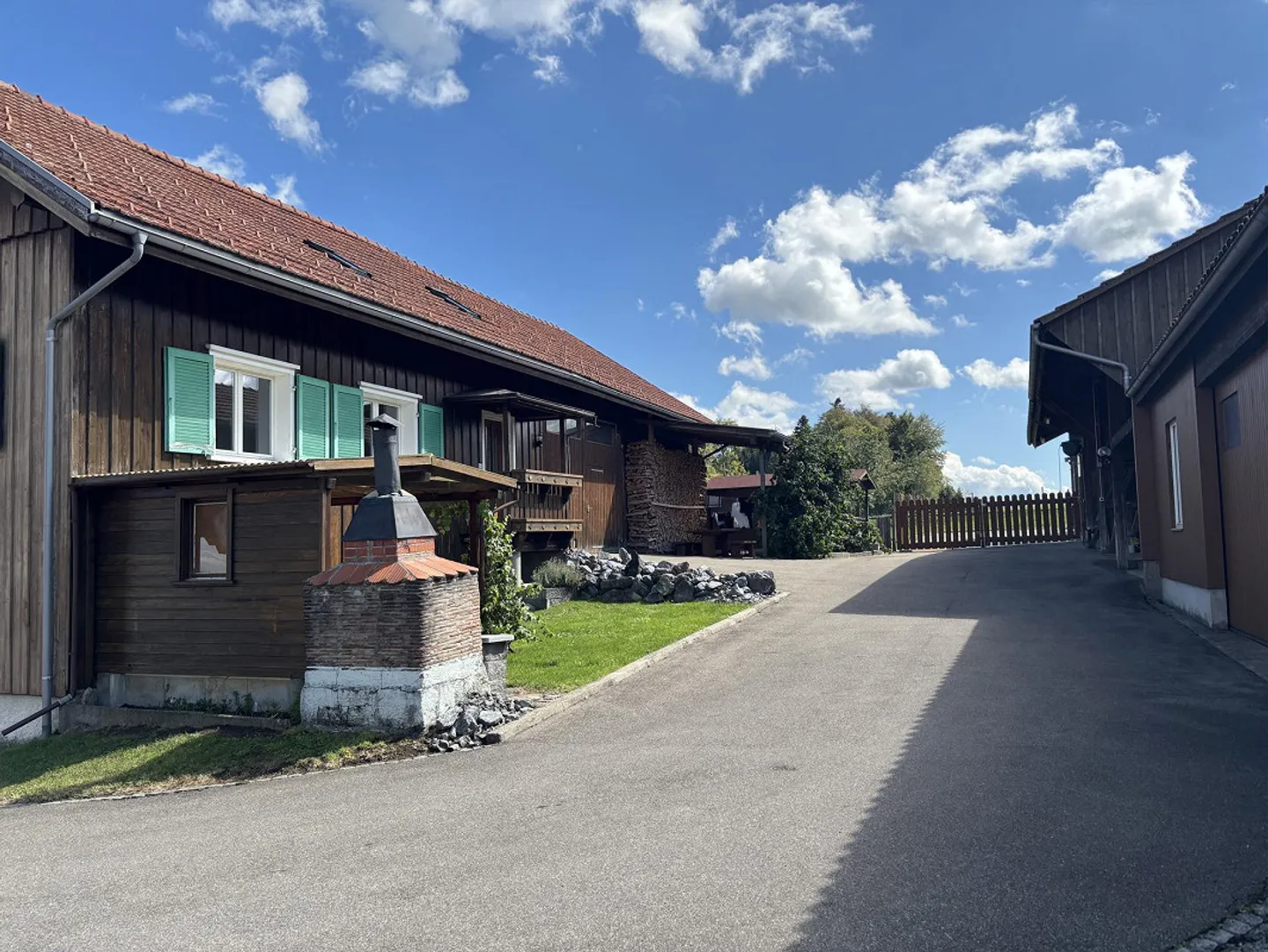 Ferme de 4 1/2 pièces avec écurie/petit animal et/ou atelier - Photo 3 sur 18