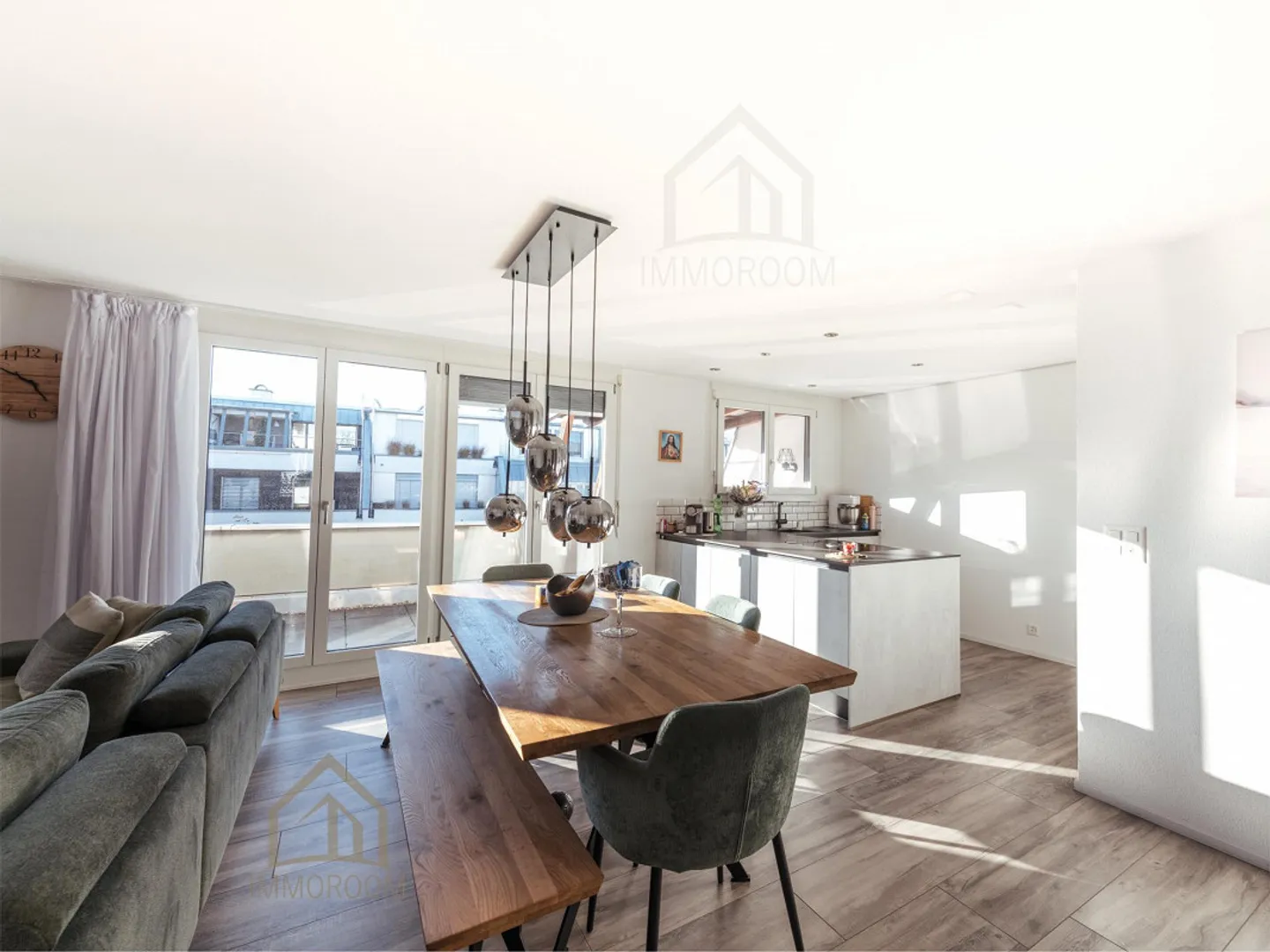 Attractive Apartment - Sunny and Stylishly Modernized - Photo 2 of 16