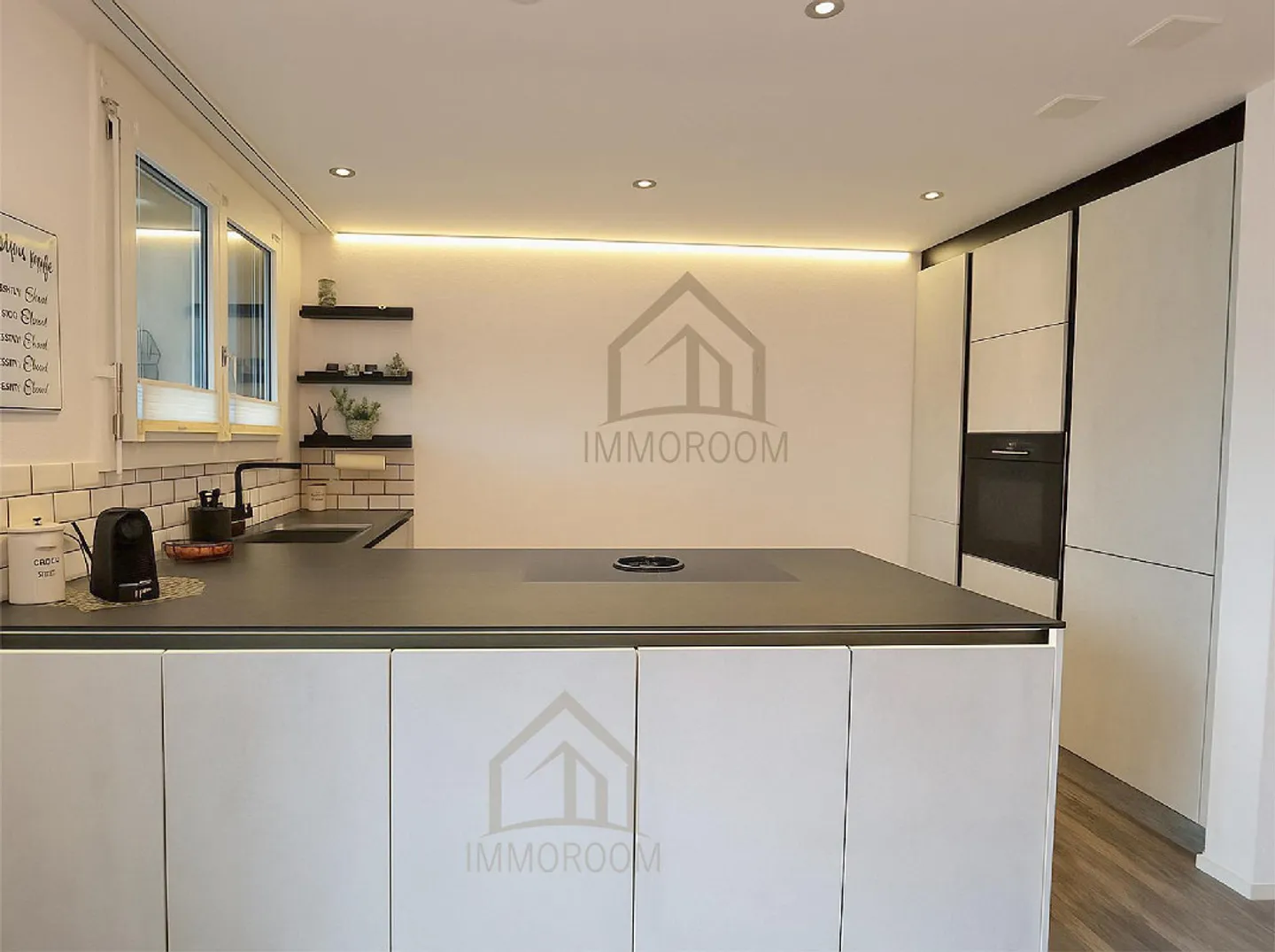 Attractive Apartment - Sunny and Stylishly Modernized - Photo 4 of 16