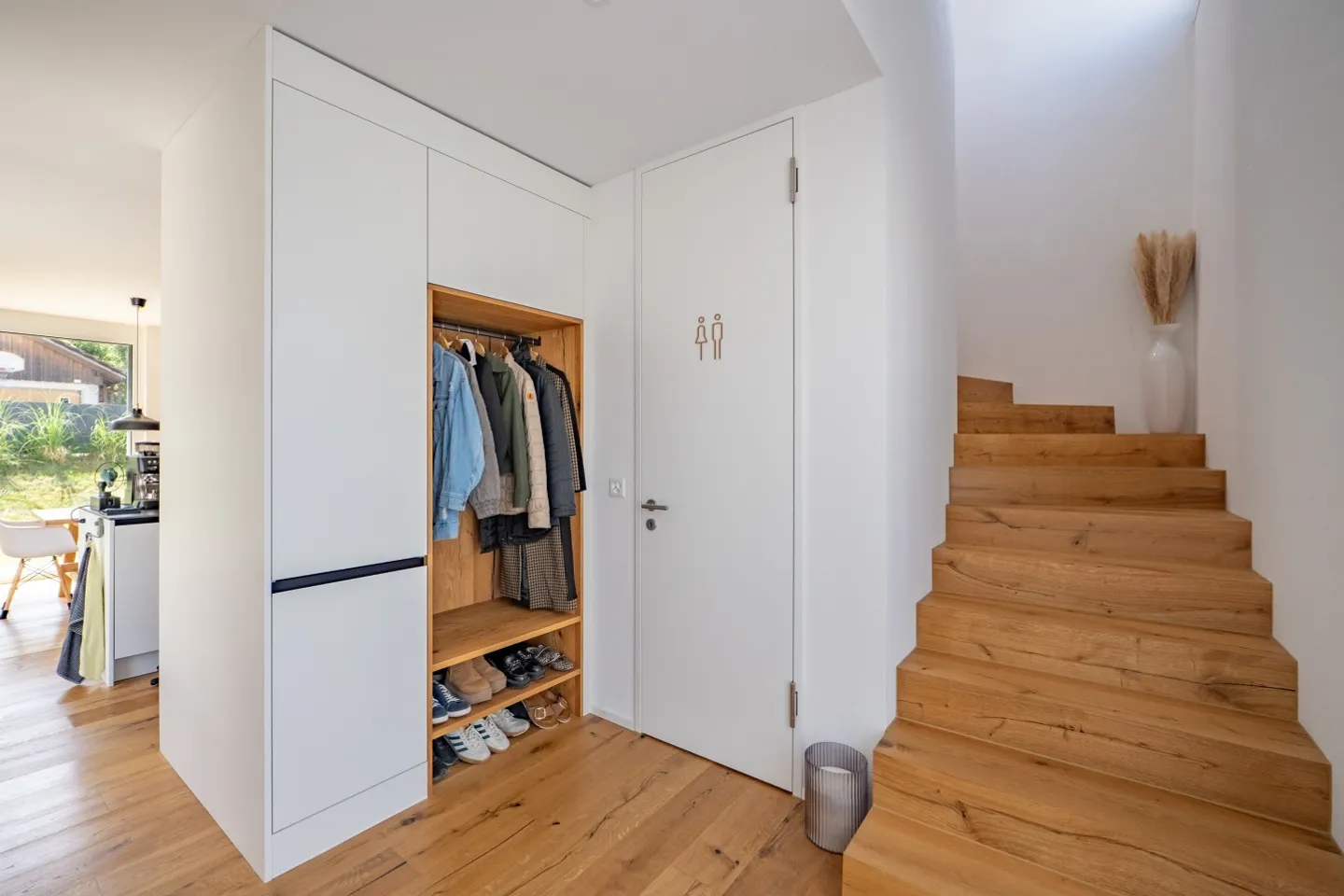 4.5-room semi-detached house with single garage and outdoor parking space - Photo 2 of 12
