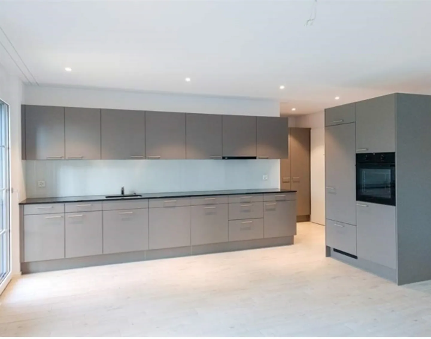 Modern 2.5-room apartment with large terrace - Photo 2 of 4