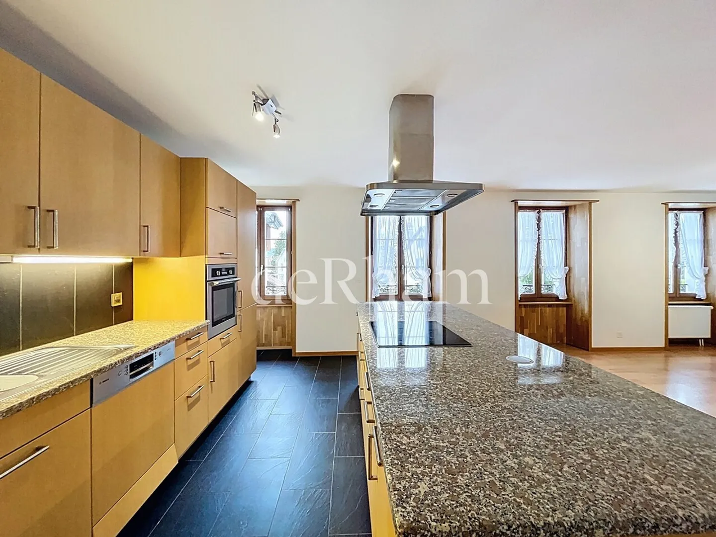 Magnificent 5-room apartment with private garden and lake view - Photo 3 of 10