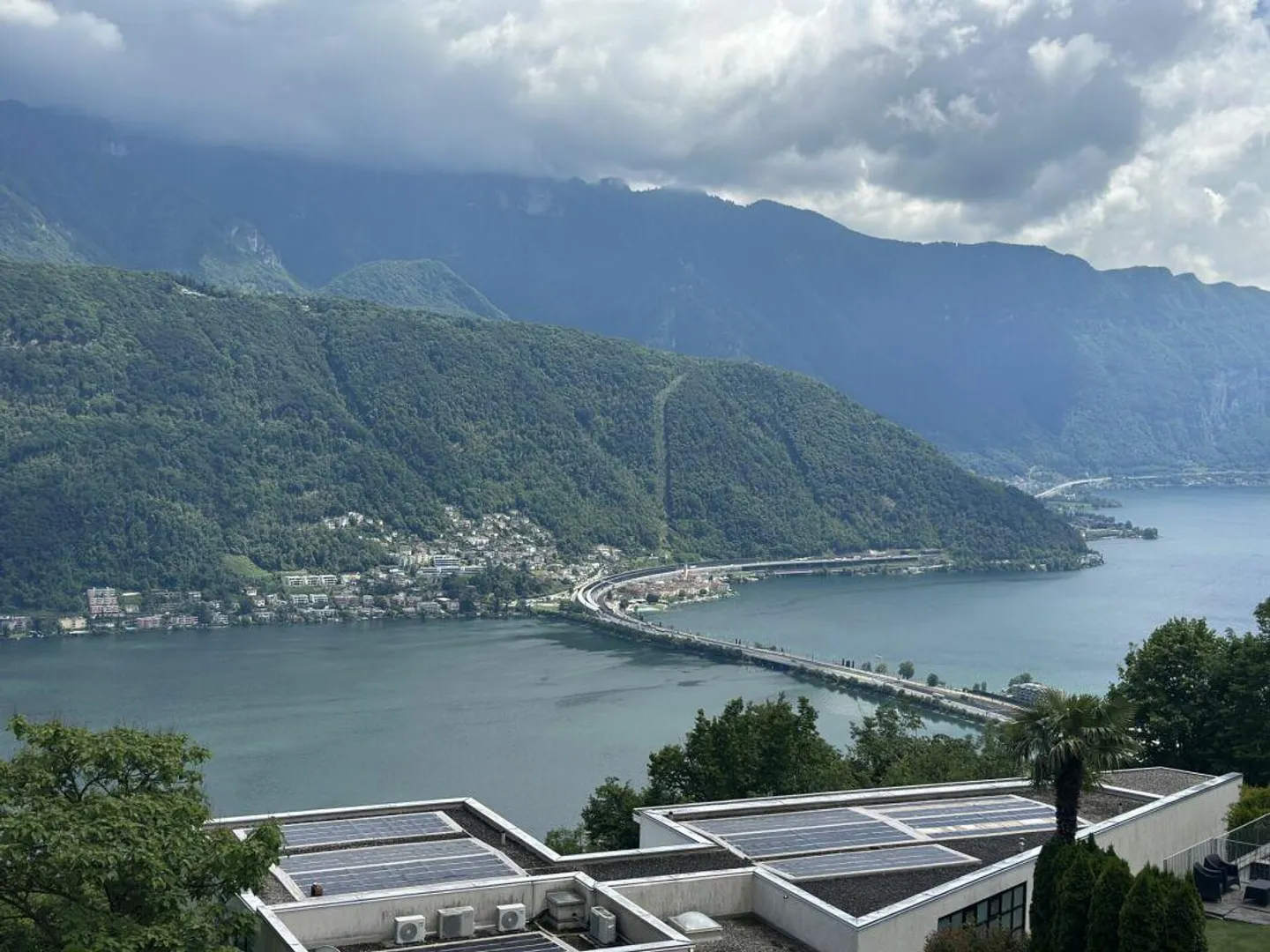 Casa nel verde con vista mozzafiato sul lago - Foto 1 di 5