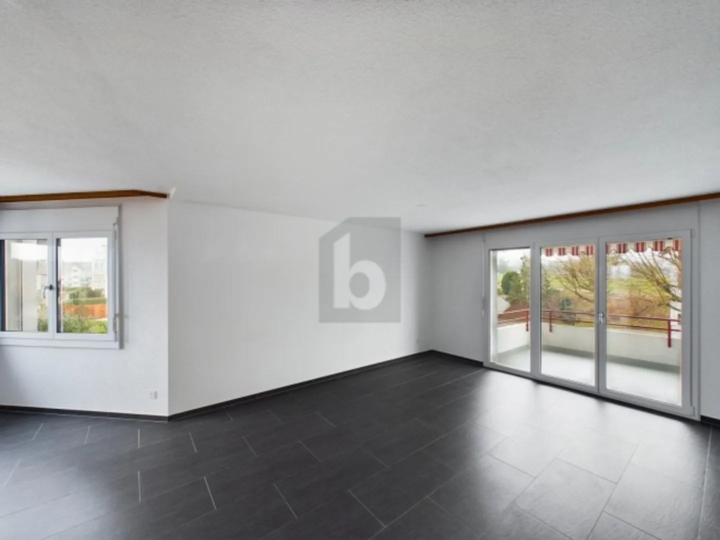 MODERNE, CONFORTABLE ET AVEC UN BALCON COSY - Photo 1 sur 6