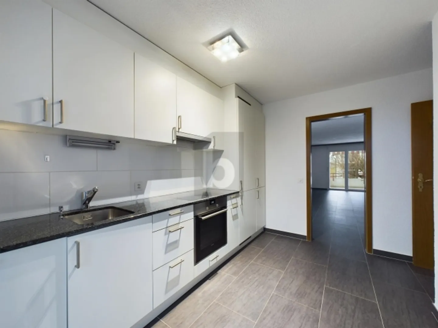 MODERNE, CONFORTABLE ET AVEC UN BALCON COSY - Photo 2 sur 6