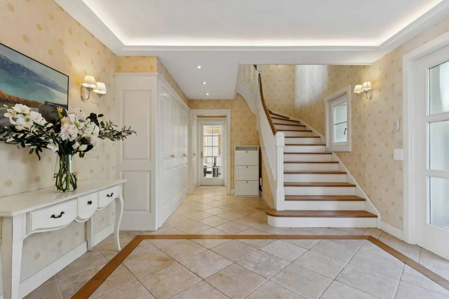 Exclusivity in Lutry: Manor Villa with 420 m2 and Panoramic Lake View - Photo 2 of 10