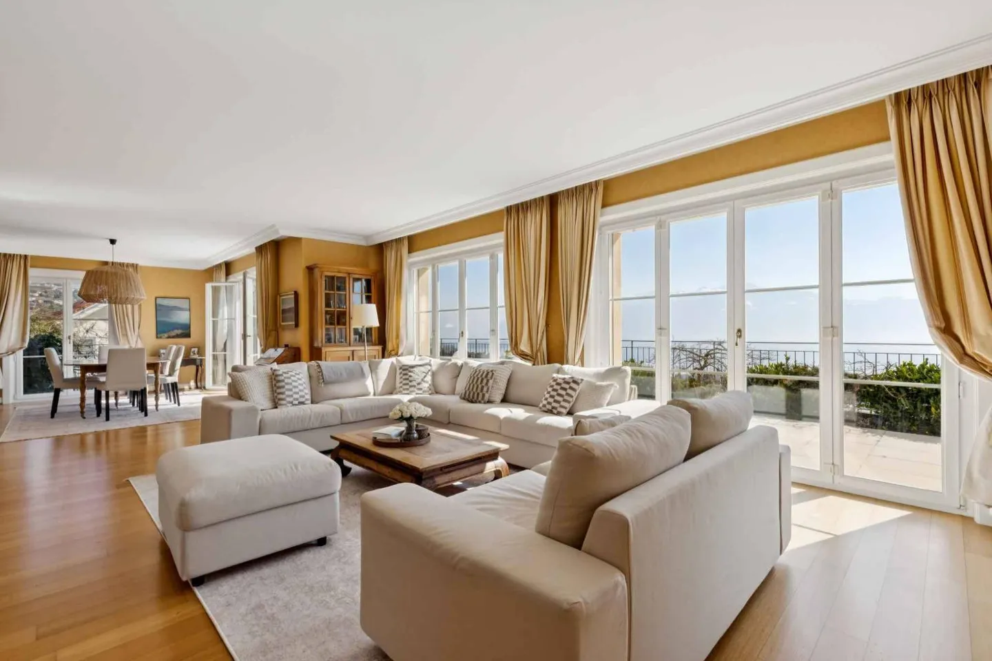 Exclusivity in Lutry: Manor Villa with 420 m2 and Panoramic Lake View - Photo 3 of 10