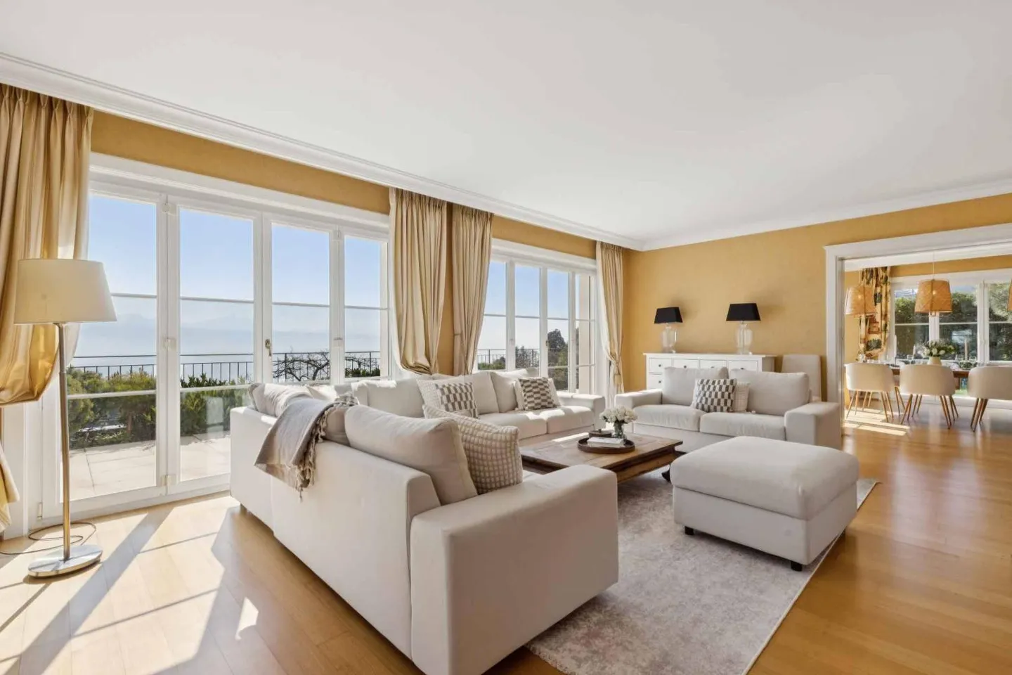 Exclusivity in Lutry: Manor Villa with 420 m2 and Panoramic Lake View - Photo 4 of 10